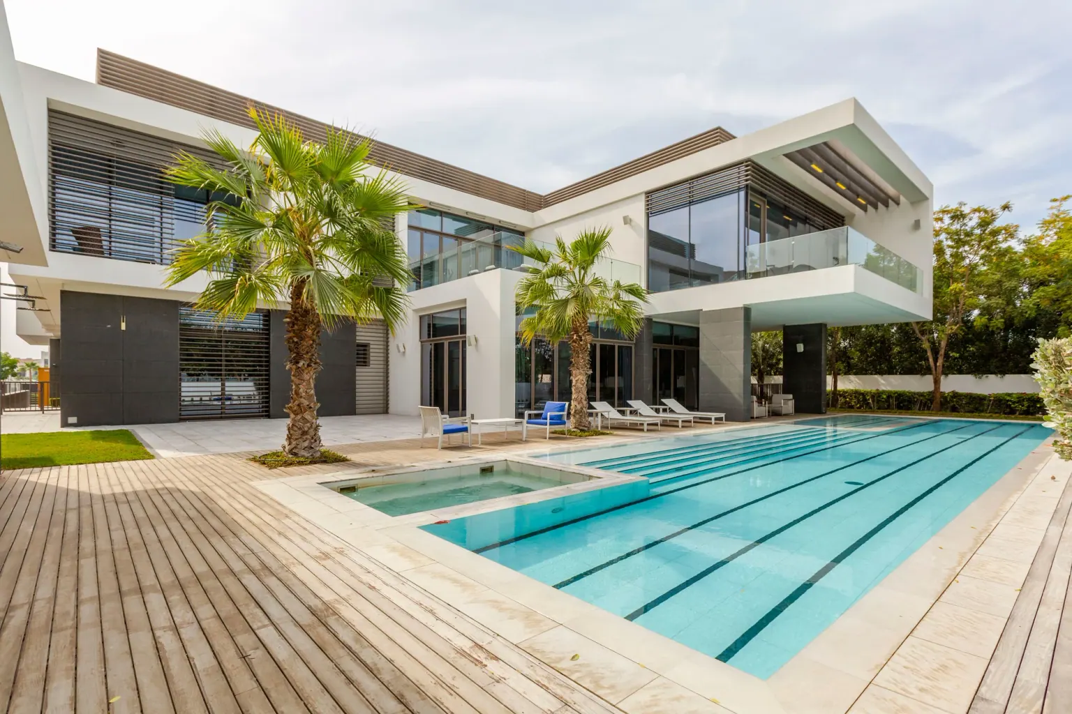 Modern villa overlooking a pool